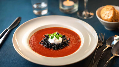 Tomatensuppe mit schwarzem Reis