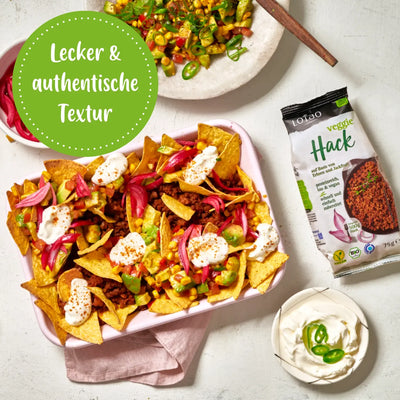 Veggie Hack als veganes Hackfleisch mit leckerem Geschmack und fleisch-ähnlicher Textur in Pfanne mit Nachos